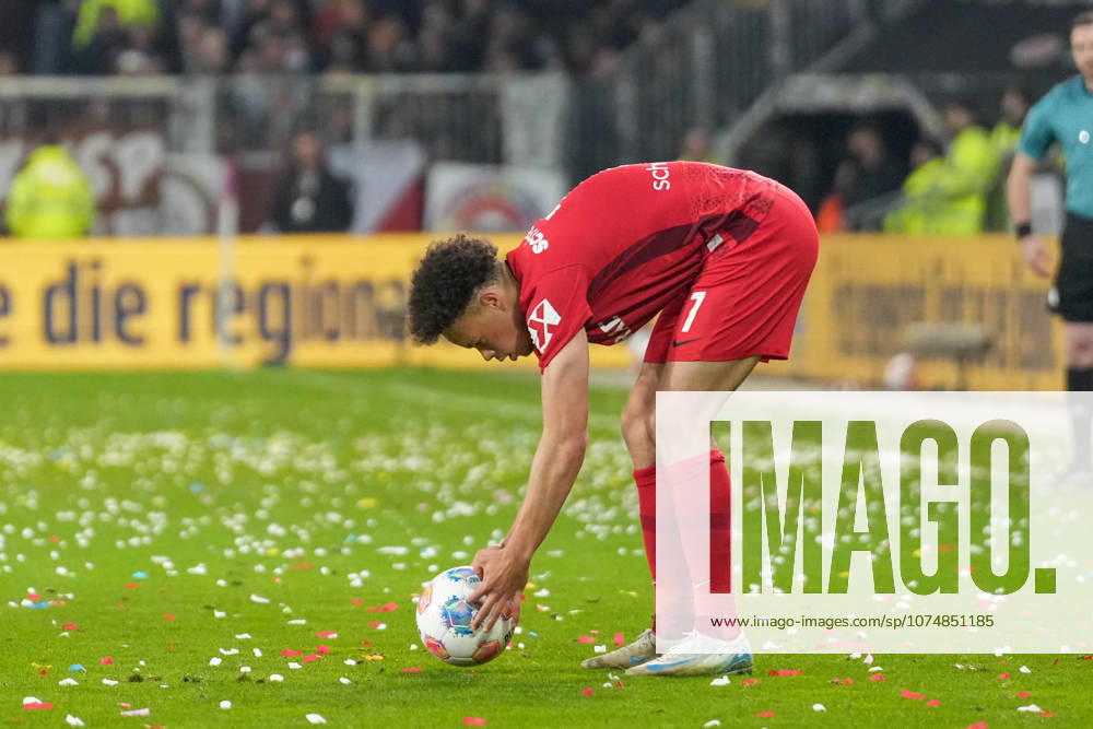 Derry Scherhant SC Freiburg, 07 on the ball , Germany, Football, 1 Bundesliga, Matchday 27, 2025 2026, FC St Pauli vs SC Freiburg, 22 03 2026, Millerntor Stadion, Hamburg, Germany DFL REGULATIONS PROHIBIT ANY USE OF PHOTOGRAPHS AS IMAGE SEQUENCES AND OR QUASI VIDEO Hamburg Millerntor Stadion Hamburg Germany