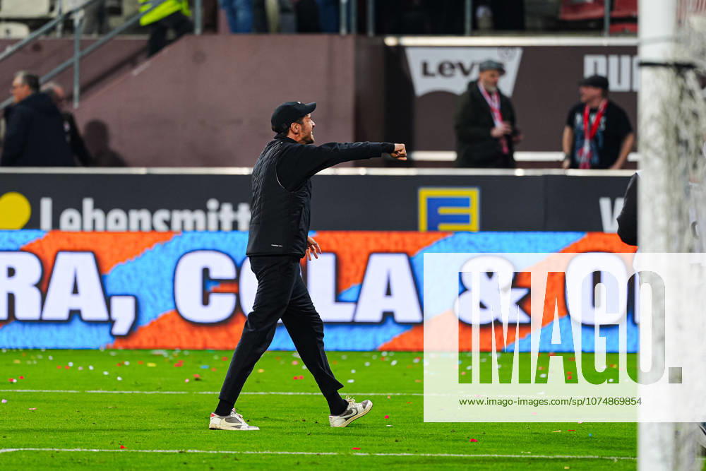 Julian Schuster SC Freiburg, Coach cheers with the fans GER, FC St Pauli vs SC Freiburg, Football, 1 Bundesliga, Matchday 27, Season 2025 2026, 22 03 2026 DFL REGULATIONS PROHIBIT ANY USE OF PHOTOGRAPHS AS IMAGE SEQUENCES AND OR QUASI VIDEO GER, FC St Pauli vs SC Freiburg, Football, 1 Bundesliga, Matchday 27, Season 2025 2026, 22 03 2026 Hamburg