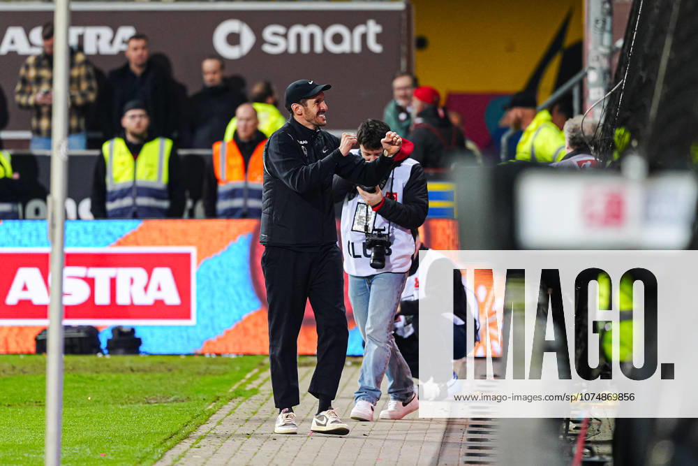 Julian Schuster SC Freiburg, Coach cheers with the fans GER, FC St Pauli vs SC Freiburg, Football, 1 Bundesliga, Matchday 27, Season 2025 2026, 22 03 2026 DFL REGULATIONS PROHIBIT ANY USE OF PHOTOGRAPHS AS IMAGE SEQUENCES AND OR QUASI VIDEO GER, FC St Pauli vs SC Freiburg, Football, 1 Bundesliga, Matchday 27, Season 2025 2026, 22 03 2026 Hamburg