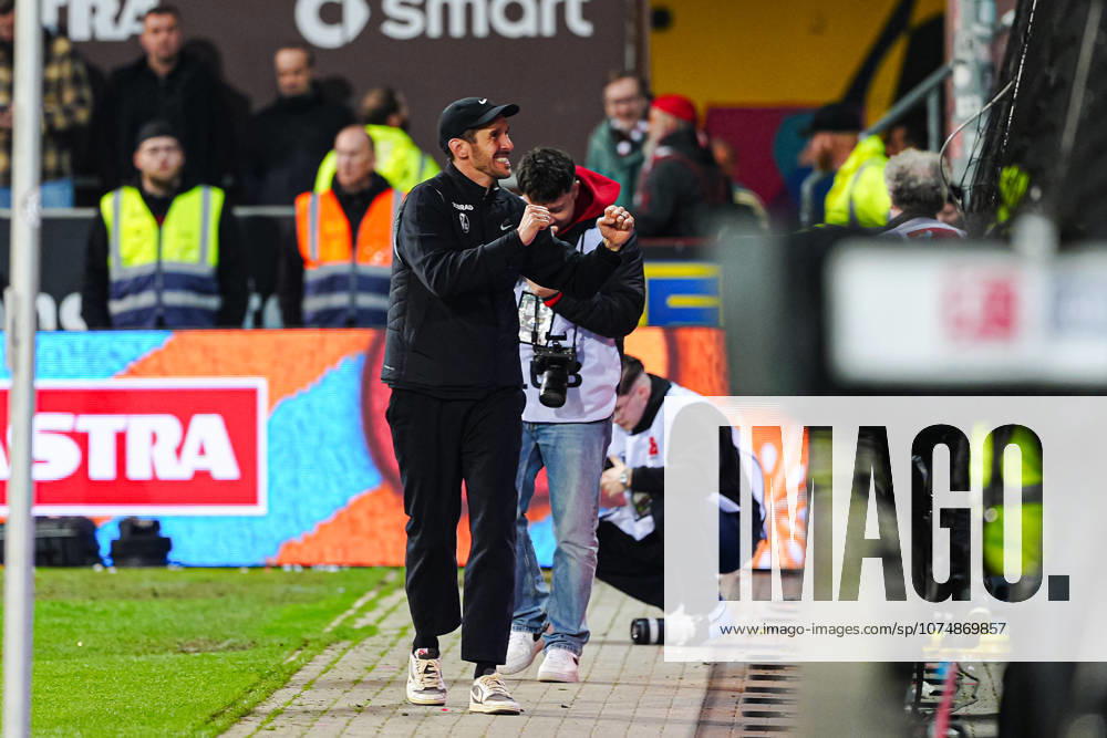 Julian Schuster SC Freiburg, Coach cheers with the fans GER, FC St Pauli vs SC Freiburg, Football, 1 Bundesliga, Matchday 27, Season 2025 2026, 22 03 2026 DFL REGULATIONS PROHIBIT ANY USE OF PHOTOGRAPHS AS IMAGE SEQUENCES AND OR QUASI VIDEO GER, FC St Pauli vs SC Freiburg, Football, 1 Bundesliga, Matchday 27, Season 2025 2026, 22 03 2026 Hamburg