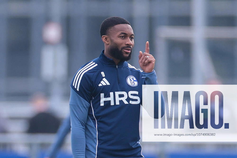 Football, Training of FC Schalke 04 Moussa Sylla FC Schalke 04 raises his finger Gelsenkirchen Training ground FC Schalke 04 NRW Germany xRHR PHOTO YYx