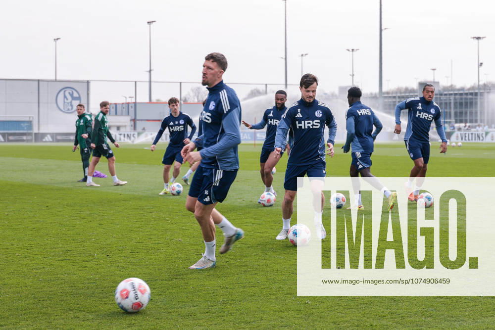 Football, Training of FC Schalke 04 f l Vitalie Becker FC Schalke 04 , Janik Bachmann FC Schalke 04 , Moussa Sylla FC Schalke 04 , Adrian Gantenbein FC Schalke 04 , Zaid Tchibara FC Schalke 04 , Anton Donkor FC Schalke 04 Gelsenkirchen Training ground FC Schalke 04 NRW Germany xRHR PHOTO YYx