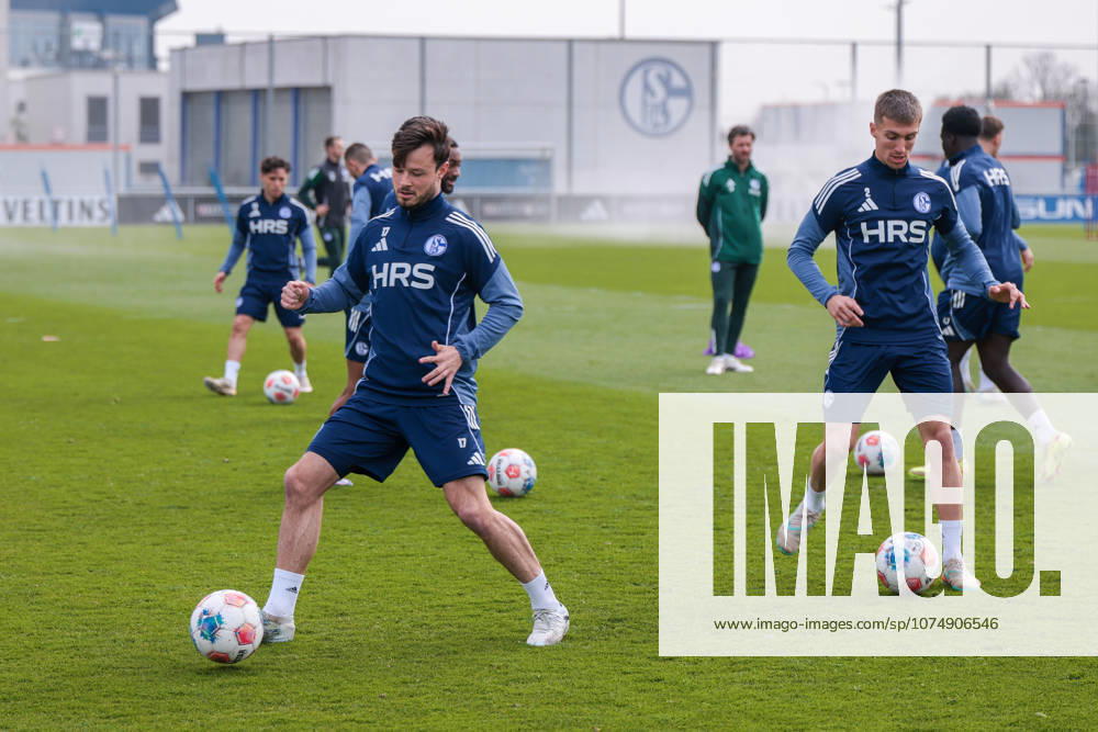 Football, Training of FC Schalke 04 v l Adrian Gantenbein FC Schalke 04 , Felipe Sanchez FC Schalke 04 Gelsenkirchen Training ground FC Schalke 04 NRW Germany xRHR PHOTO YYx