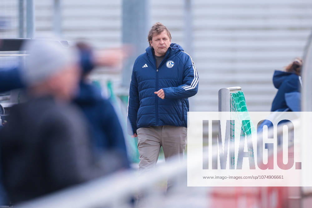 Football, Training of FC Schalke 04 Director Professional Football Youri Mulder FC Schalke 04 Gelsenkirchen Training ground FC Schalke 04 NRW Germany xRHR PHOTO YYx