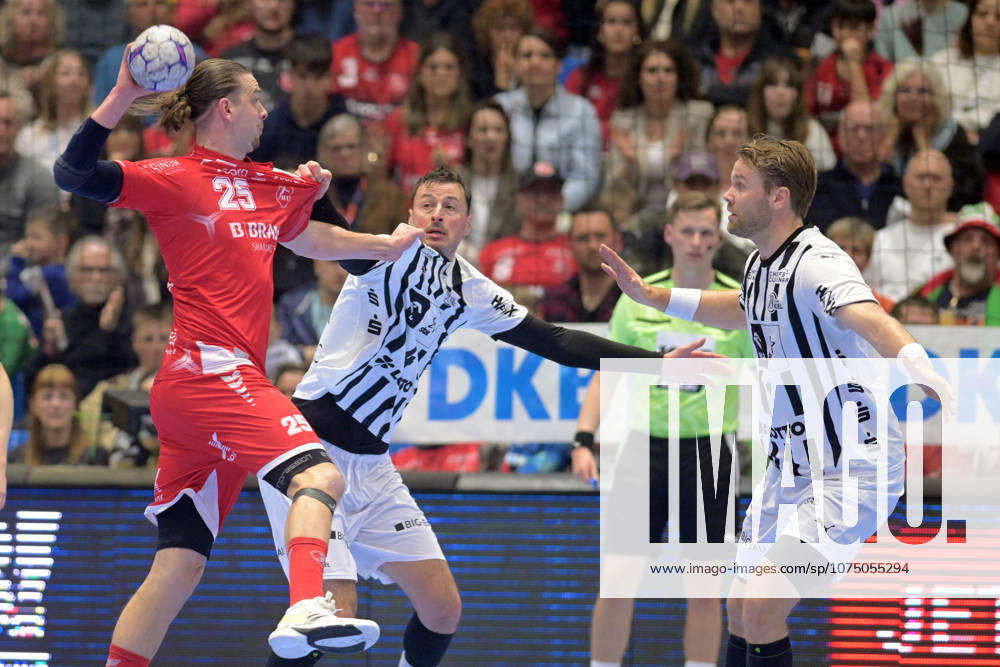 Olle Forsell Schefvert MT Melsungen 25 on the throw Domagoj Duvnjak THW Kiel 4 , Petter Overby THW Kiel 11 R in defense , GER, MT Melsungen THW Kiel, Handball, 1 Bundesliga, Matchday 26, Season 2025 2026, 27 03 2026, GER, MT Melsungen THW Kiel, Handball, 1 Bundesliga, Matchday 26, Season 2025 2026, 27 03 2026 Kassel