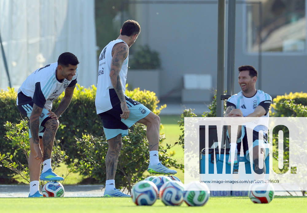 Argentina s forward Lionel Messi R and teammates during a training session in Ezeiza, Buenos Aires Province, on March 30, 2026, ahead of the FIFA World Cup 2026 friendly football match against Zambia EZEIZA ARGENTINA