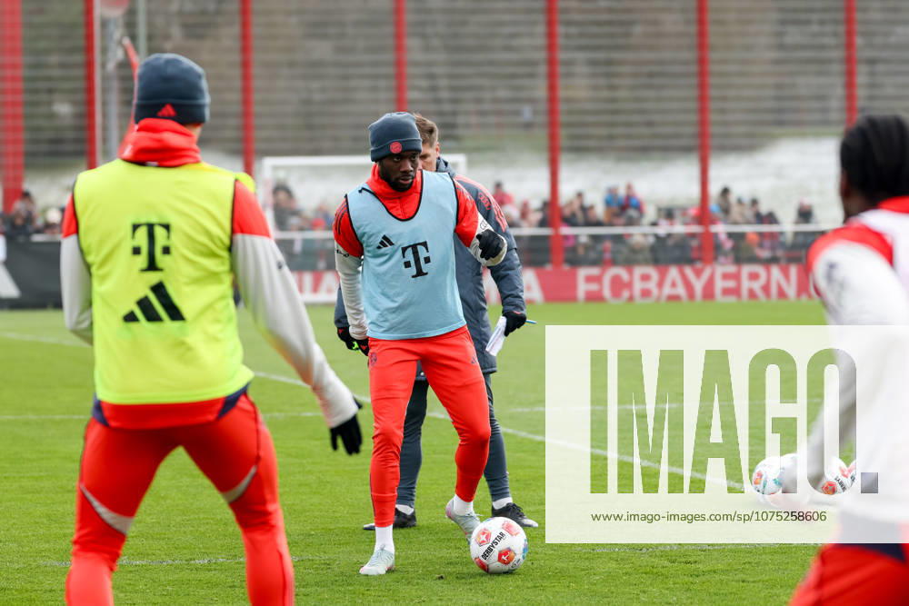 Alphonso Davies FC Bayern Muenchen, 19 with ball, GER, Public training, FC Bayern Muenchen, Football, Season 2025 2026, 31 03 2026, GER, Public training, FC Bayern Muenchen, Football, Season 2025 2026, 31 03 2026 Muenchen