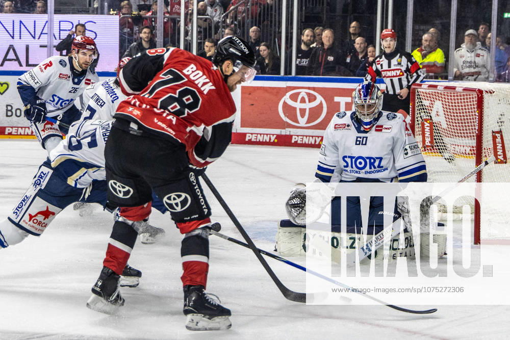 Joacim Eriksson Schwenninger Wild Wings, 60 vs Dominik Bokk Koelner Haie, 78 Koelner Haie vs Schwenninger Wild Wings, Ice Hockey, Penny DEL, Playoffs, Quarterfinals, Game 4, 2025 2026, 31 03 2026 Koelner Haie KEC vs Schwenninger Wild Wings, Ice Hockey, Penny DEL, Playoffs, Quarterfinals, Game 4, 2025 2026, 31 03 2026 Koeln