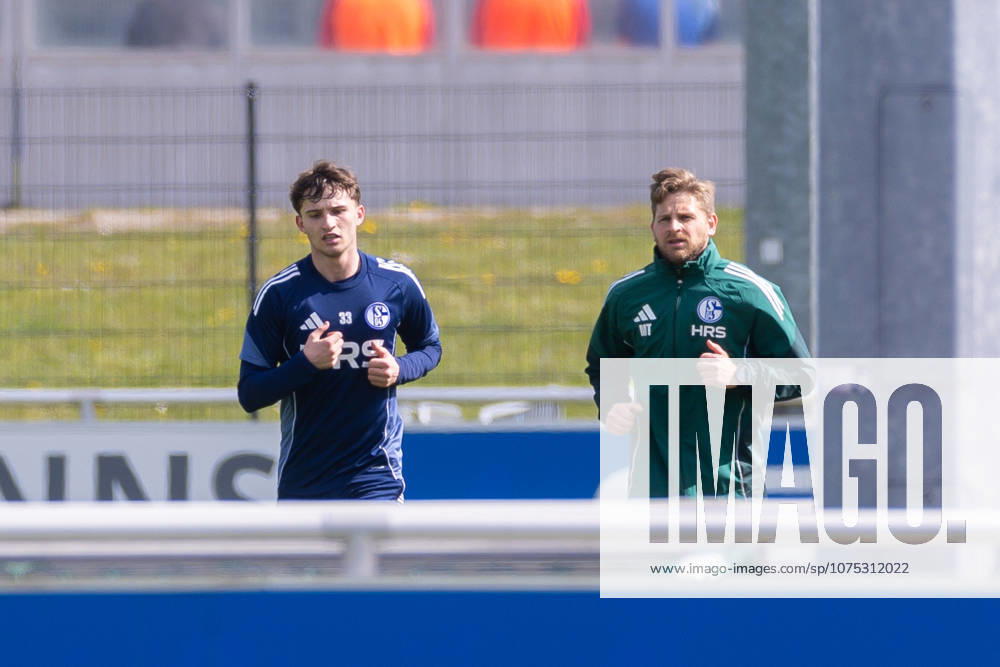 Football, Training of FC Schalke 04 v l Vitalie Becker FC Schalke 04 , Reha Trainer Marc Thum FC Schalke 04 Gelsenkirchen Training ground FC Schalke 04 NRW Germany xRHR PHOTO YYx