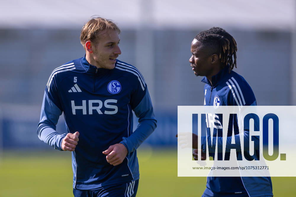 Football, Training of FC Schalke 04 v l Timo Becker FC Schalke 04 talks to Moussa Ndiaye FC Schalke 04 Gelsenkirchen Training ground FC Schalke 04 NRW Germany xRHR PHOTO YYx