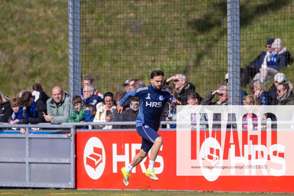 Football, Training of FC Schalke 04 Kenan Karaman FC Schalke 04 sprints in front of the fans Gelsenkirchen Training ground FC Schalke 04 NRW Germany xRHR PHOTO YYx