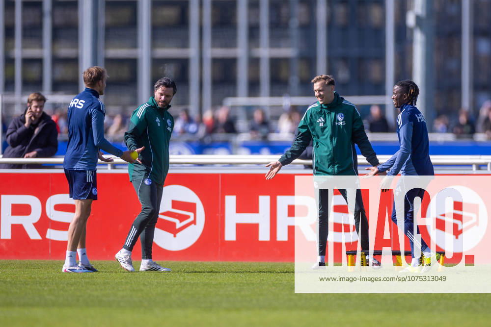 Football, Training of FC Schalke 04 f l Timo Becker FC Schalke 04 , Co coach Tim Hoogland FC Schalke 04 , Co coach Adin Osmanbasic FC Schalke 04 , Moussa Ndiaye FC Schalke 04 Gelsenkirchen Training ground FC Schalke 04 NRW Germany xRHR PHOTO YYx