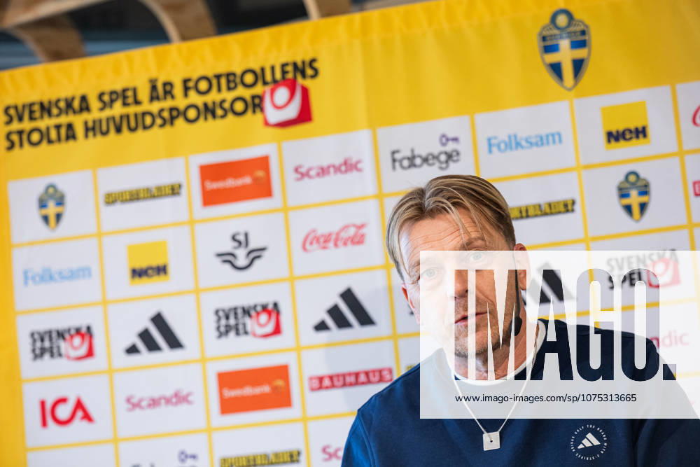 Head coach Tony Gustavsson of the Swedish women s national football team at a press conference on April 1, 2026 in Stockholm Photo Jonathan Näckstrand BILDBYRAN COP 94 JN0260 fotboll football soccer fotball vm kval kval fifa womens world cup qualifier qualifier presskonferens press conference sverige sweden dam bbeng