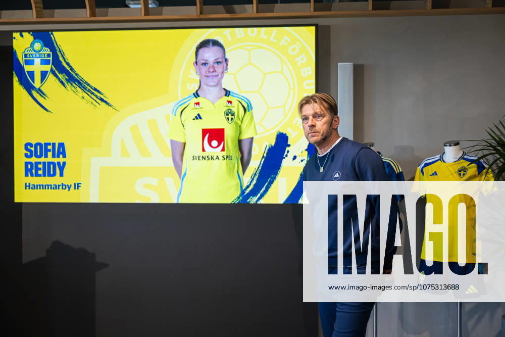 Head coach Tony Gustavsson of the Swedish women s national football team at a press conference on April 1, 2026 in Stockholm Photo Jonathan Näckstrand BILDBYRAN COP 94 JN0260 fotboll football soccer fotball vm kval kval fifa womens world cup qualifier qualifier presskonferens press conference sverige sweden dam bbeng