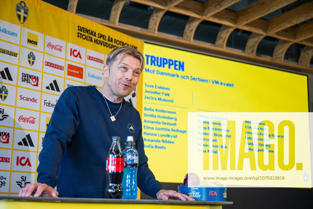 Head coach Tony Gustavsson of the Swedish women s national football team at a press conference on April 1, 2026 in Stockholm Photo Jonathan Näckstrand BILDBYRAN COP 94 JN0260 fotboll football soccer fotball vm kval kval fifa womens world cup qualifier qualifier presskonferens press conference sverige sweden dam bbeng