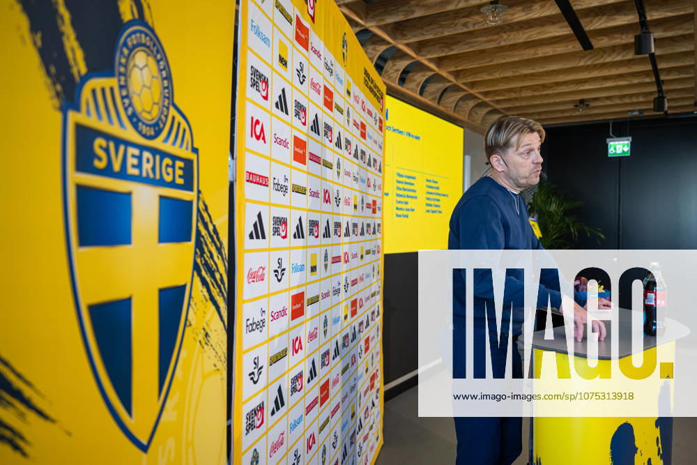 Head coach Tony Gustavsson of the Swedish women s national football team at a press conference on April 1, 2026 in Stockholm Photo Jonathan Näckstrand BILDBYRAN COP 94 JN0260 fotboll football soccer fotball vm kval kval fifa womens world cup qualifier qualifier presskonferens press conference sverige sweden dam bbeng
