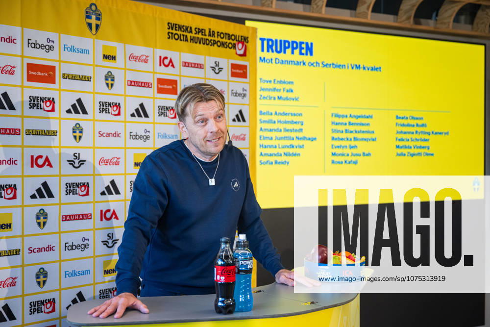 Head coach Tony Gustavsson of the Swedish women s national football team at a press conference on April 1, 2026 in Stockholm Photo Jonathan Näckstrand BILDBYRAN COP 94 JN0260 fotboll football soccer fotball vm kval kval fifa womens world cup qualifier qualifier presskonferens press conference sverige sweden dam bbeng