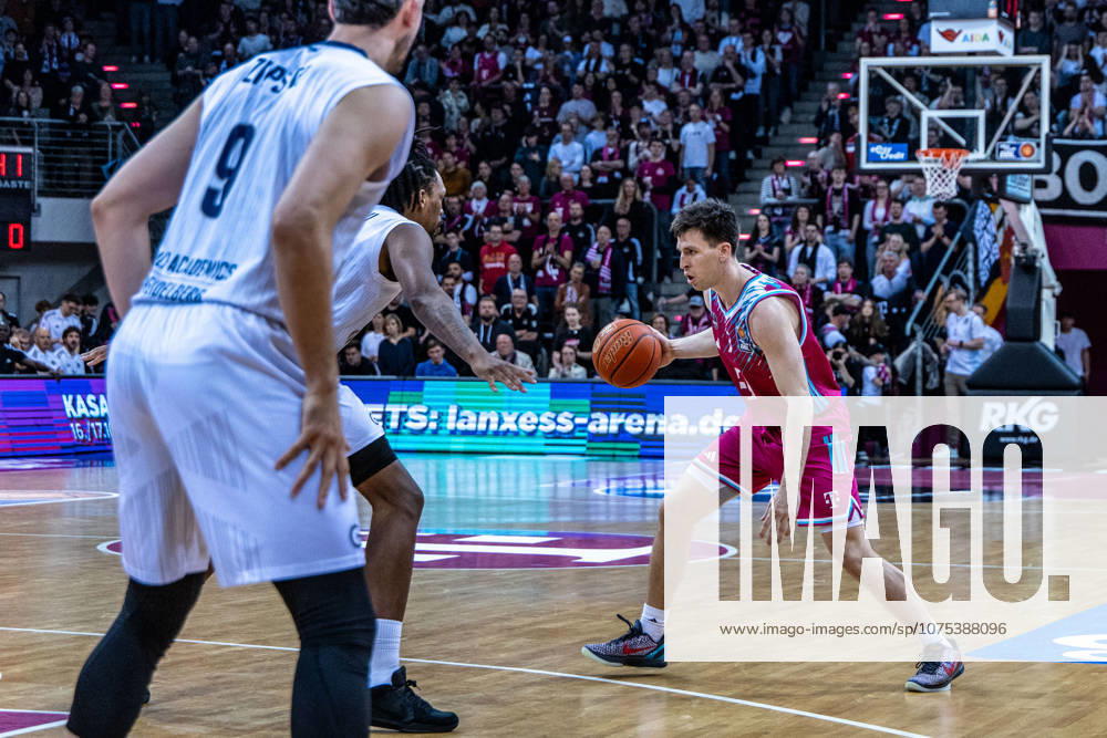 Grayson Murphy Telekom Baskets Bonn, 07 vs Osun Osunniyi MLP Academics Heidelberg, 12 Telekom Baskets Bonn vs MLP Academics Heidelberg, Basketball, easy Credit BBL, Matchday 27, 2025 2026, 02 04 2026 Telekom Baskets Bonn vs MLP Academics Heidelberg, Basketball, easy Credit BBL, Matchday 27, 2025 2026, 02 04 2026 Bonn