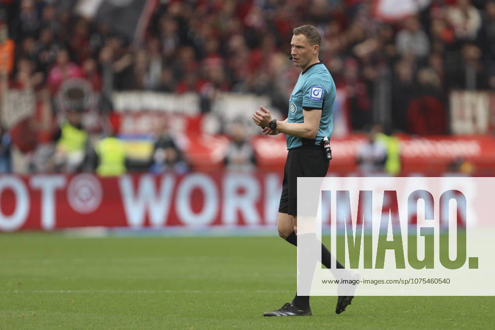 Referee Martin Petersen looks on during the Bundesliga match between Bayer 04 Leverkusen and VfL Wolfsburg, BayArena on April 04, 2026 in Leverkusen, Germany Photo by Oliver Kaelke DeFodi Images Referee Martin Petersen looks on during the Bundesliga match between Bayer 04 Leverkusen and VfL Wolfsburg at BayArena on April 4, 2026 in Leverkusen, Germany Photo by Oliver Kaelke DeFodi Images DFL regulations prohibit any use of photographs as image sequences and or quasi video Photo by Oliver Kaelke DeFodi Images