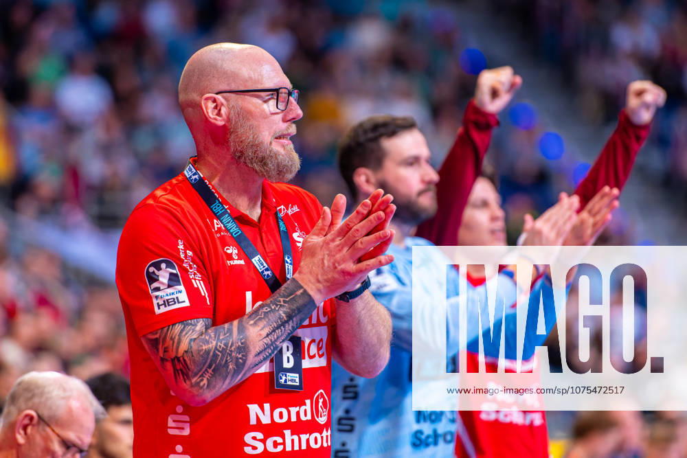 Aleš Pajović SG Flensburg Handewitt, Coach v l , TSV Hannover Burgdorf green vs SG Flensburg Handewitt white on matchday 27 of the 2025 2026 season in the DAIKIN Handball Bundesliga 04 04 2026, ZAG Arena Hannover, GER ,