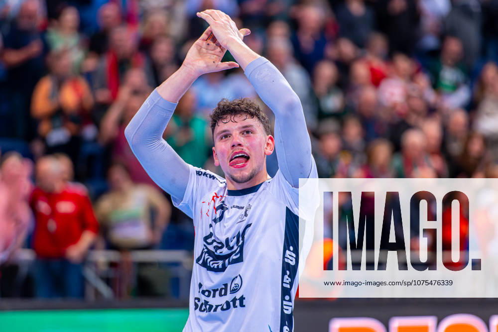 Marko Grgić SG Flensburg Handewitt, No. 17 v l , TSV Hannover Burgdorf green against SG Flensburg Handewitt white on matchday 27 of the 2025 2026 season in the DAIKIN Handball Bundesliga 04 04 2026, ZAG Arena Hannover, GER ,