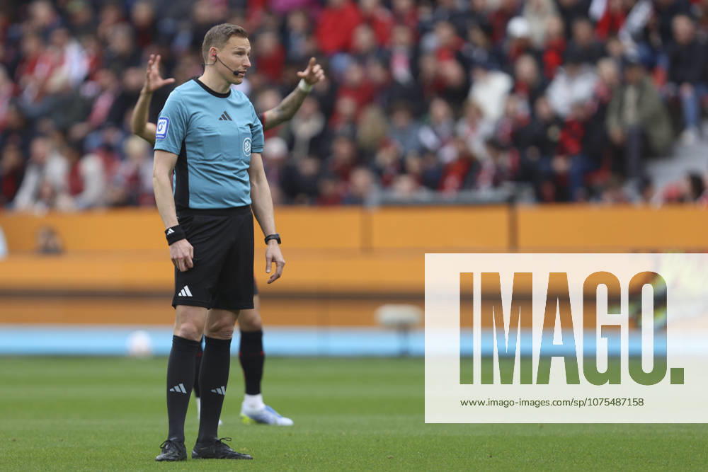 Referee Martin Petersen looks on during the Bundesliga match between Bayer 04 Leverkusen and VfL Wolfsburg, BayArena on April 04, 2026 in Leverkusen, Germany Photo by Oliver Kaelke DeFodi Images Referee Martin Petersen looks on during the Bundesliga match between Bayer 04 Leverkusen and VfL Wolfsburg at BayArena on April 4, 2026 in Leverkusen, Germany Photo by Oliver Kaelke DeFodi Images DFL regulations prohibit any use of photographs as image sequences and or quasi video Photo by Oliver Kaelke DeFodi Images