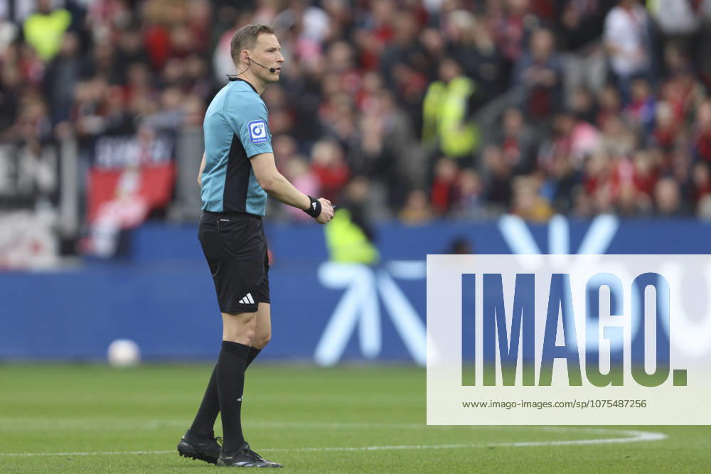 Referee Martin Petersen looks on during the Bundesliga match between Bayer 04 Leverkusen and VfL Wolfsburg, BayArena on April 04, 2026 in Leverkusen, Germany Photo by Oliver Kaelke DeFodi Images Referee Martin Petersen looks on during the Bundesliga match between Bayer 04 Leverkusen and VfL Wolfsburg at BayArena on April 4, 2026 in Leverkusen, Germany Photo by Oliver Kaelke DeFodi Images DFL regulations prohibit any use of photographs as image sequences and or quasi video Photo by Oliver Kaelke DeFodi Images