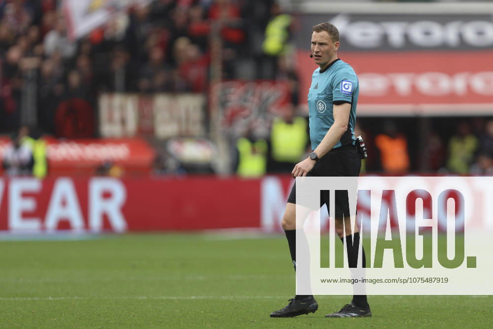 Referee Martin Petersen looks on during the Bundesliga match between Bayer 04 Leverkusen and VfL Wolfsburg, BayArena on April 04, 2026 in Leverkusen, Germany Photo by Oliver Kaelke DeFodi Images Referee Martin Petersen looks on during the Bundesliga match between Bayer 04 Leverkusen and VfL Wolfsburg at BayArena on April 4, 2026 in Leverkusen, Germany Photo by Oliver Kaelke DeFodi Images DFL regulations prohibit any use of photographs as image sequences and or quasi video Photo by Oliver Kaelke DeFodi Images