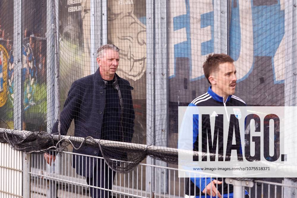 , Stadium De Adelaarshorst , season 2025 2026 , Dutch Eredivisie football , match between Go Ahead Eagles - PEC Zwolle , picture shows Gerry Hamstra, PEC Zwolle player Ryan Thomas Go Ahead Eagles - PEC x202851914x