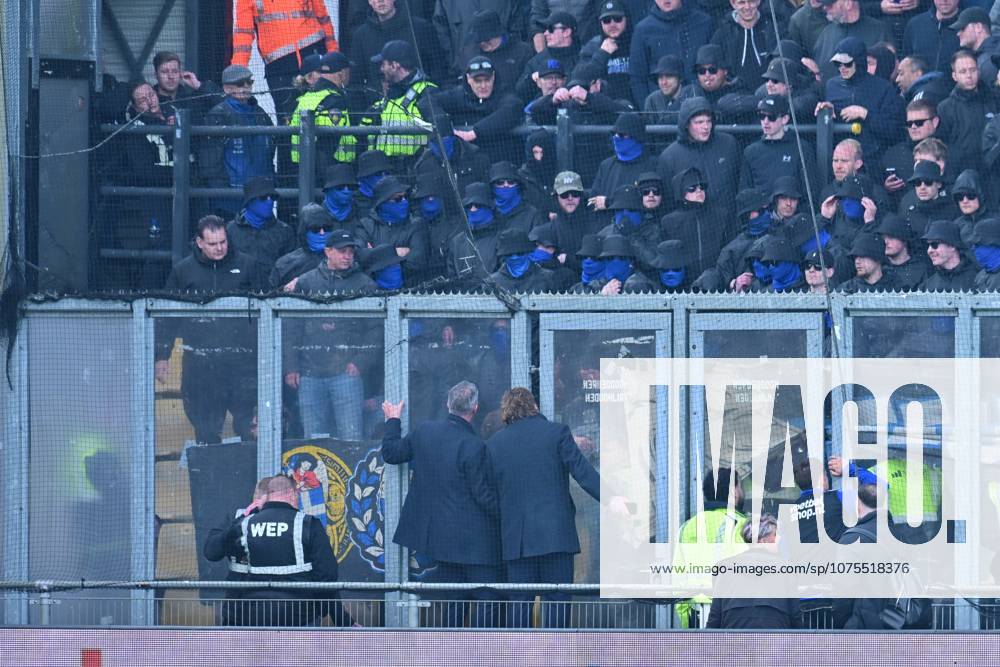 , Stadium De Adelaarshorst , season 2025 2026 , Dutch Eredivisie football , match between Go Ahead Eagles - PEC Zwolle , picture show Gerry Hamster, Joost Broerse, PEC Zwolle player Ryan Thomas Go Ahead Eagles - PEC x202851929x