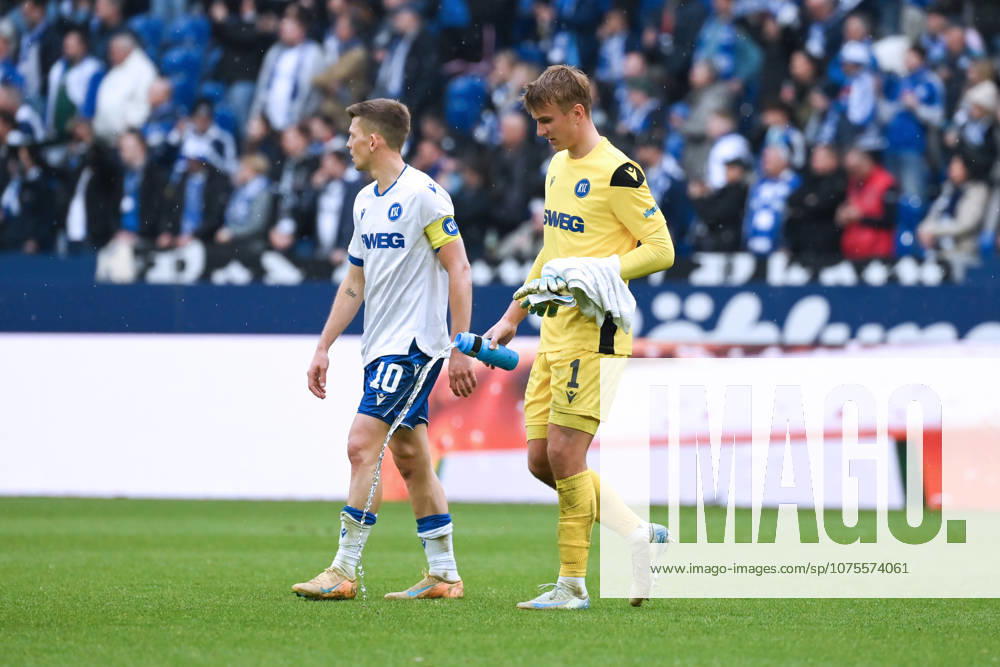Goalkeeper Hans Christian Bernat Karlsruher SC , Marvin Wanitzek Karlsruher SC , v re after the match 05 04 2026, Soccer 2 Bundesliga, Season 2025 2026, 28 Matchday, FC Schalke 04 Karlsruher SC 1 0 DFL regulations prohibit any use of photographs as image sequences and or quasi video Gelsenkirchen Veltins Arena Nordrhein Westfalen Germany Team2