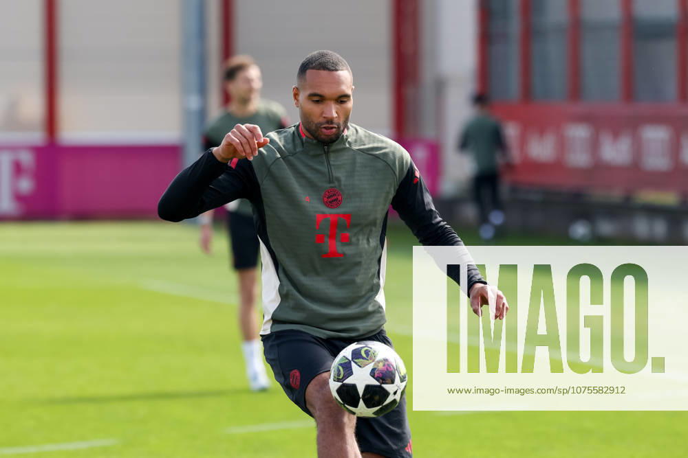 Jonathan Tah FC Bayern Muenchen, 04 with ball, GER, final training, FC Bayern Muenchen, football, UEFA Champions League, quarter-final, first leg, 2025 2026 season, 06 04 2026, GER, final training, FC Bayern Muenchen, football, UEFA Champions League, quarter-final, first leg, 2025 2026 season, 06 04 2026 Muenchen