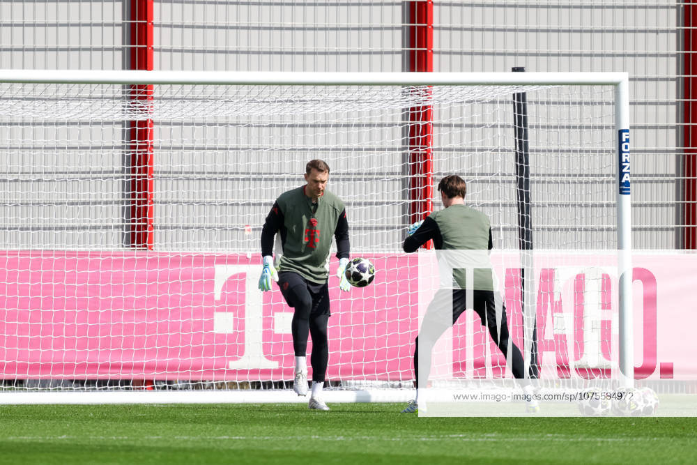 Manuel Neuer FC Bayern Muenchen, 01 with Jonas Urbig FC Bayern Muenchen, 40 , GER, Final training, FC Bayern Muenchen, Football, UEFA Champions League, quarter-final, first leg, 2025 2026 season, 06 04 2026, GER, Final training, FC Bayern Muenchen, Football, UEFA Champions League, quarter-final, first leg, 2025 2026 season, 06 04 2026 Muenchen