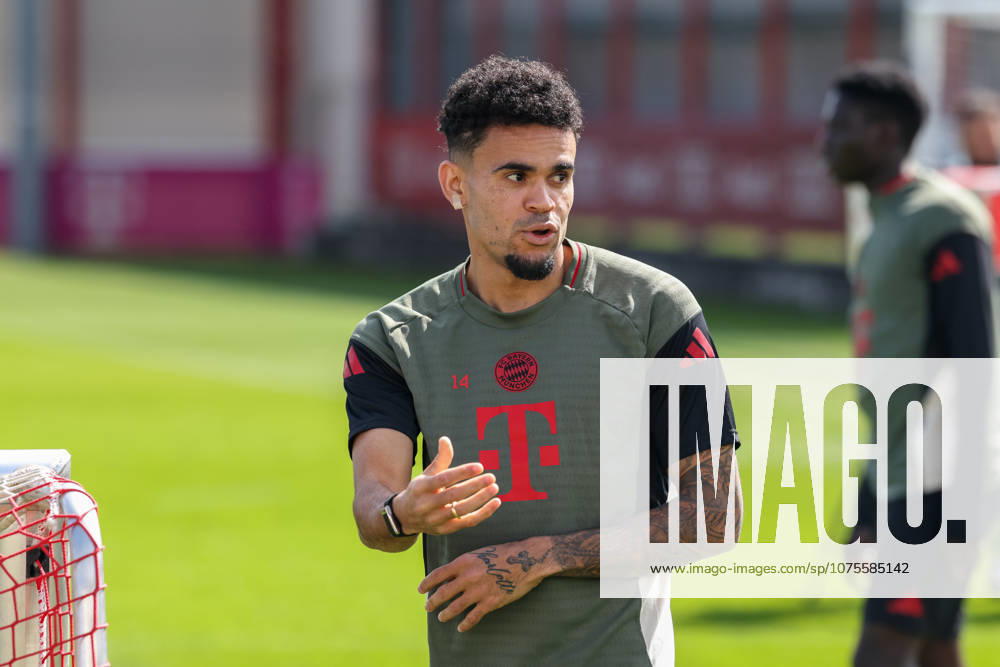 Luis Diaz FC Bayern Muenchen, 14 gestures, GER, final training, FC Bayern Muenchen, football, UEFA Champions League, quarter-final, first leg, 2025 2026 season, 06 04 2026, GER, final training, FC Bayern Muenchen, football, UEFA Champions League, quarter-final, first leg, 2025 2026 season, 06 04 2026 Muenchen