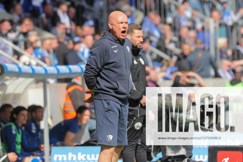 Fußball 2 Bundesliga 1 FC Magdeburg VfL Bochum, v l Uwe Roesler Rösler, Bochum, Trainer gibt Anweisungen, gestikuliert mit den Armen, gesticulate, gives instructions Magdeburg