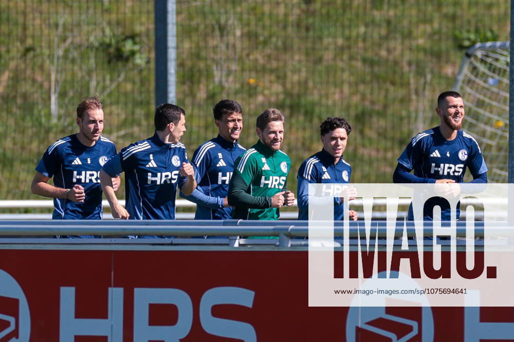 Football, Training of FC Schalke 04 f l Timo Becker FC Schalke 04 , Ron Schallenberg FC Schalke 04 , Dejan Ljubicic FC Schalke 04 , Rehab coach Marc Thum FC Schalke 04 , Soufiane El Faouzi FC Schalke 04 , Hasan Kurucay FC Schalke 04 train individually Gelsenkirchen training ground FC Schalke 04 NRW Germany xRHR PHOTO YYx
