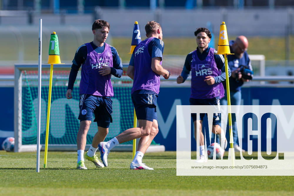 Football, Training of FC Schalke 04 f l Vitalie Becker FC Schalke 04 , Timo Becker FC Schalke 04 , Soufiane El Faouzi FC Schalke 04 Gelsenkirchen Training ground FC Schalke 04 NRW Germany xRHR PHOTO YYx
