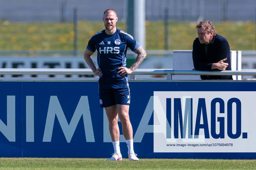 Football, Training of FC Schalke 04 v l Tomas Kalas FC Schalke 04 , Director Professional Football Youri Mulder FC Schalke 04 , Gelsenkirchen Training ground FC Schalke 04 NRW Germany xRHR PHOTO YYx