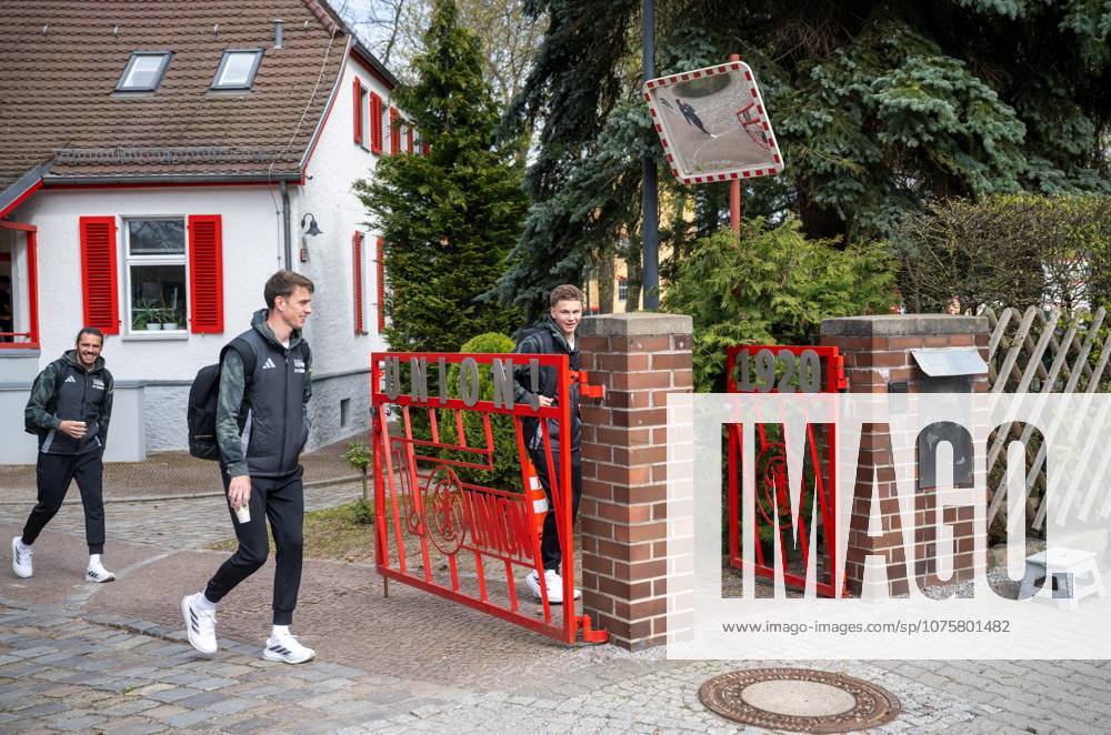 Soccer, Men, Season 2025 2026, 1 Bundesliga, 1 FC Union Berlin, Bus departure, f l Christopher Trimmel 1 FC Union , Janik Haberer 1 FC Union Berlin , Linus Güther 1 FC Union , 10 04 2026,