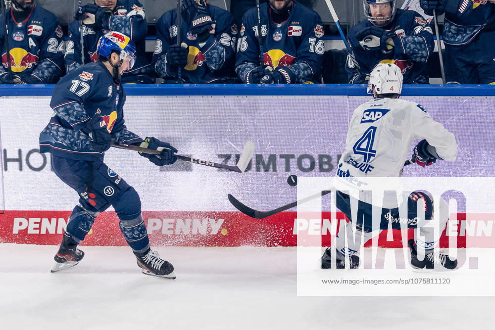 Battle for the puck duel between Taro Hirose EHC Red Bull Muenchen, 17 and Dan Renouf Adler Mannheim, 4 GER, EHC Red Bull Muenchen vs Adler Mannheim, ice hockey, DEL, playoffs, semi-final game 2, 2025 2026 season, 10 04 2026 GER, EHC Red Bull Muenchen vs Adler Mannheim, ice hockey, DEL, playoffs, semi-final game 2, 2025 2026 season, 10 04 2026 Muenchen