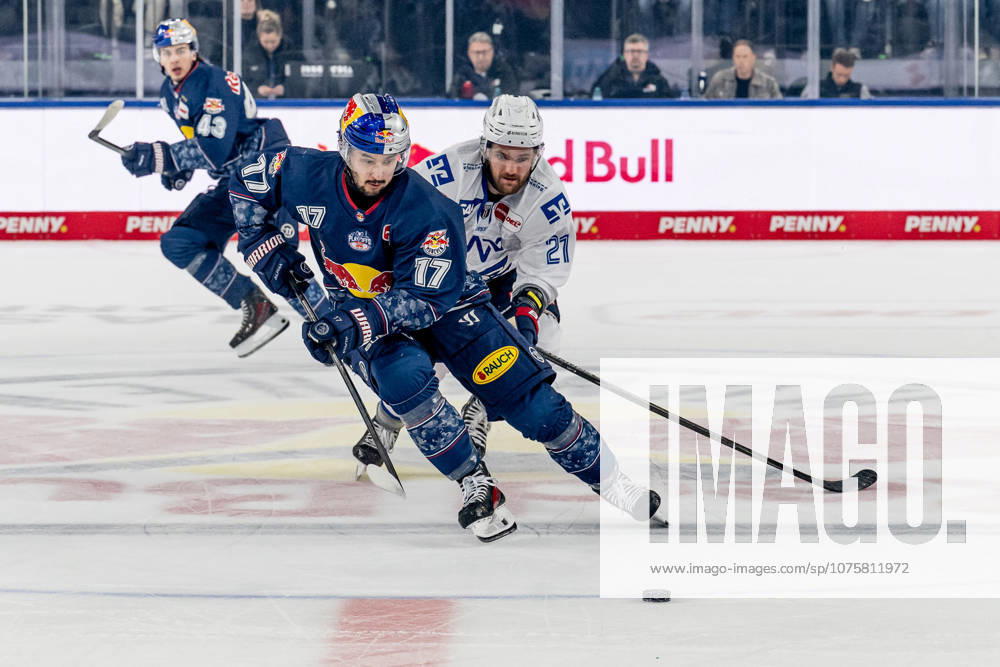 Battle for the puck duel between Taro Hirose EHC Red Bull Muenchen, 17 and Kris Bennett Adler Mannheim, 21 GER, EHC Red Bull Muenchen vs Adler Mannheim, ice hockey, DEL, playoffs, semi-final game 2, 2025 2026 season, 10 04 2026 GER, EHC Red Bull Muenchen vs Adler Mannheim, ice hockey, DEL, playoffs, semi-final game 2, 2025 2026 season, 10 04 2026 Muenchen