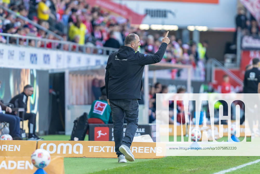 Frank Schmidt FC Heidenheim, head coach rejoices fingers up emotions gestures, GER, 1 FC Heidenheim vs 1 FC Union Berlin, Football, Bundesliga, 29 Matchday, Season 2025 2026, 11 04 2026, DFL DFB REGULATES PROHIBIT ANY USE OF PHOTOGRAPHS AS IMAGE SEQUENCES AND OR QUASI VIDEO, GER, 1 FC Heidenheim vs 1 FC Union Berlin, Football, Bundesliga, Matchday 29, Season 2025 2026, 11 04 2026 Heidenheim