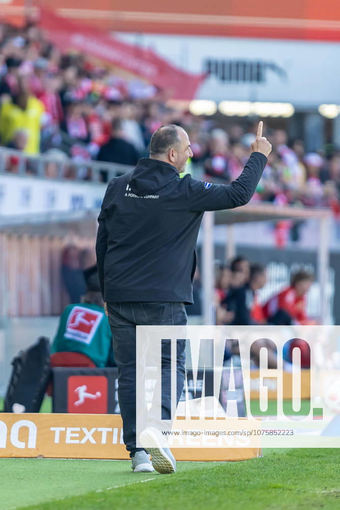 Frank Schmidt FC Heidenheim, head coach rejoices fingers up emotions gestures, GER, 1 FC Heidenheim vs 1 FC Union Berlin, Football, Bundesliga, 29 Matchday, Season 2025 2026, 11 04 2026, DFL DFB REGULATES PROHIBIT ANY USE OF PHOTOGRAPHS AS IMAGE SEQUENCES AND OR QUASI VIDEO, GER, 1 FC Heidenheim vs 1 FC Union Berlin, Football, Bundesliga, Matchday 29, Season 2025 2026, 11 04 2026 Heidenheim