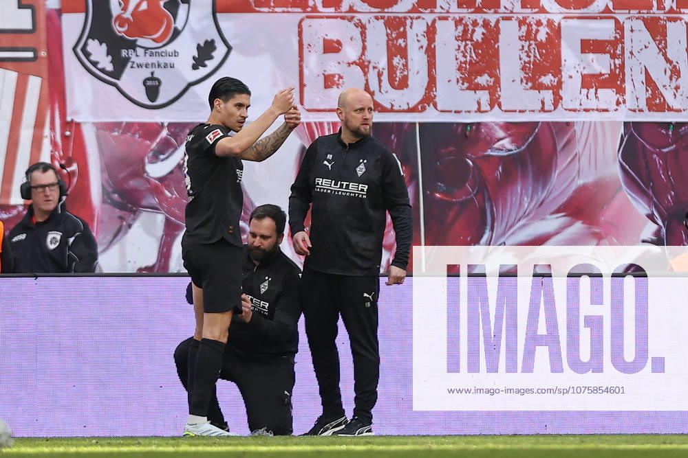 Fußball 1 Bundesliga, RB Leipzig Borussia Mönchengladbach, v l Kevin Diks Gladbach, 4 verletzt, Verletzung, injury, injured Leipzig