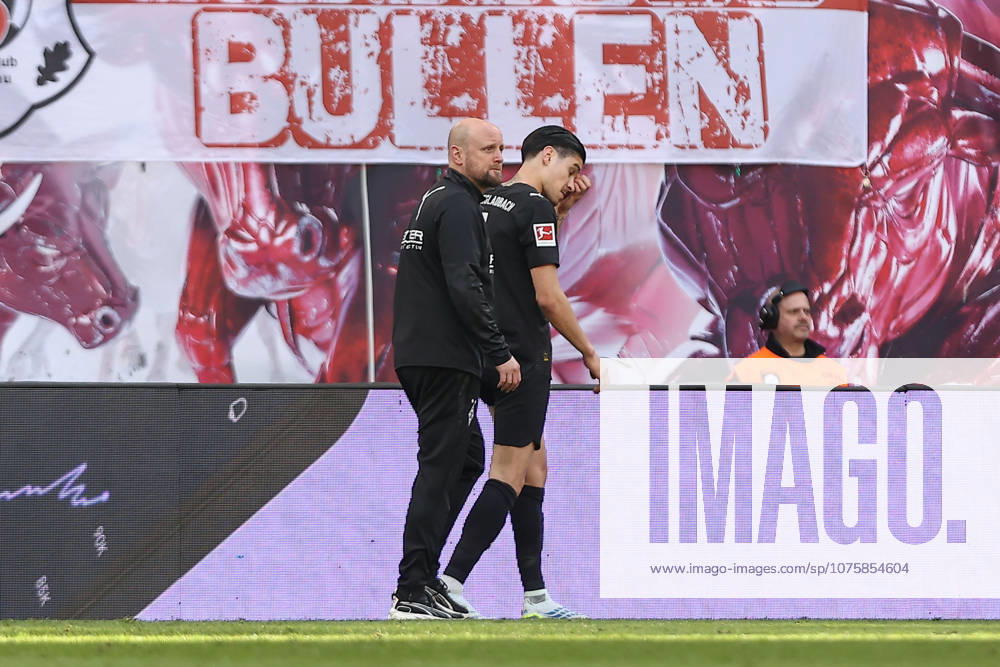 Fußball 1 Bundesliga, RB Leipzig Borussia Mönchengladbach, v l Kevin Diks Gladbach, 4 verletzt, Verletzung, injury, injured Leipzig