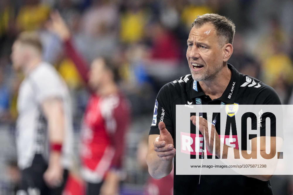 Maik Machulla coach, head coach, RNL , gives instructions, gestures, gesticulates with arms, single picture, single photo, action, action, 11 04 2026, Mannheim Germany , Handball, Bundesliga, Rhein Neckar Löwen SG Flensburg Handewitt