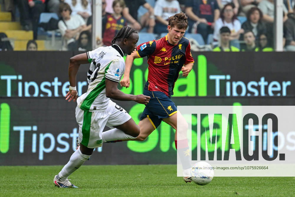 Genoas Morten Frendrup fights for the ball with Sassuolo s Ismael Kone during the Serie A soccer match between Genoa and Sassuolo at the Luigi Ferraris Stadium in Genoa, Italy - Sunday, April 12, 2026. - Soccer .