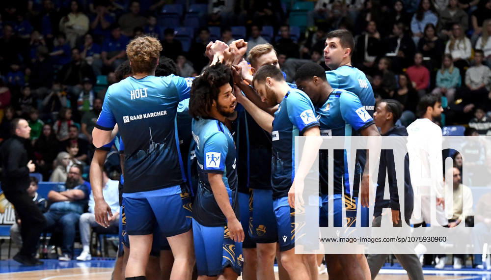 Basketball easyCredit BBL Bundesliga, Frankfurt Skyliners MLP Academics Heidelberg v l Das Team schwoert sich ein Frankfurt am Main