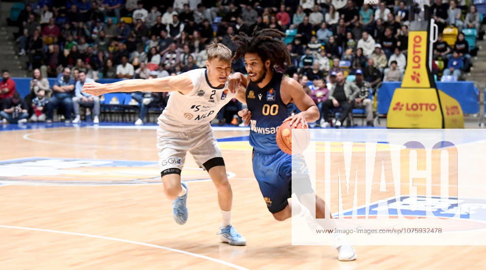 Basketball easyCredit BBL Bundesliga, Frankfurt Skyliners MLP Academics Heidelberg v l Tyger Campbell Fraport Skyliners Frankfurt , Niklas Wuerzner MLP Academics Heidelberg , Zweikampf, Duell, Mimik, Gestik Frankfurt am Main