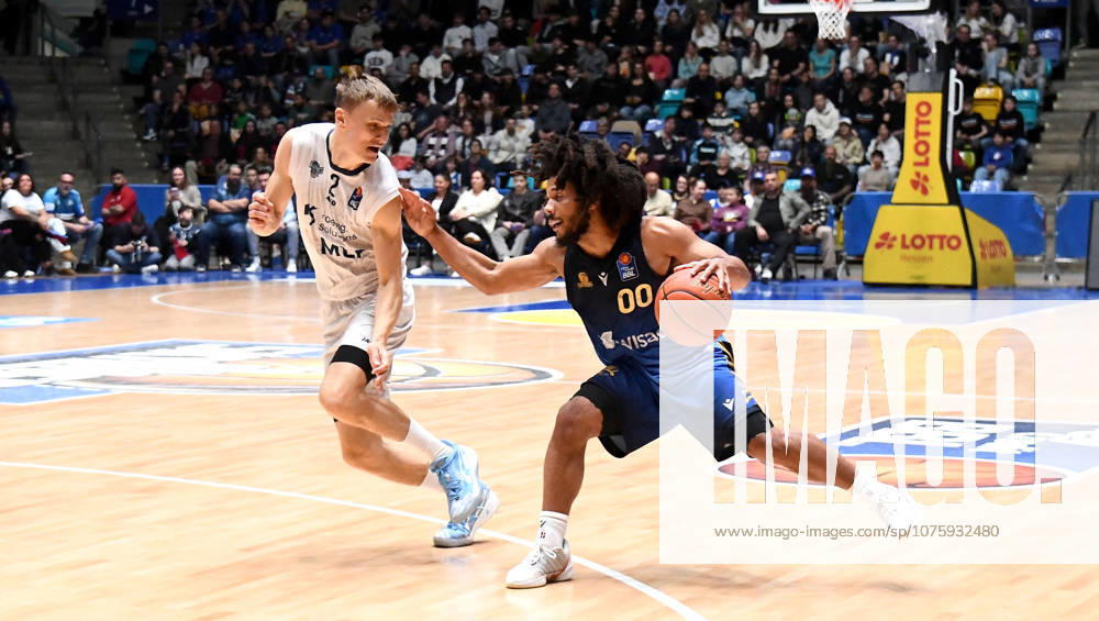 Basketball easyCredit BBL Bundesliga, Frankfurt Skyliners MLP Academics Heidelberg v l Tyger Campbell Fraport Skyliners Frankfurt , Niklas Wuerzner MLP Academics Heidelberg , Zweikampf, Duell, Mimik, Gestik Frankfurt am Main